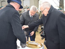 Ziemia z miejsc walki i męczeństwa oraz kapsuła zawierająca nazwiska Syn i Córek Ziemi Dobrzyńskiej złożone w urnie Pomnika Narodowej Pamięci Ziemi Dobrzyńskiej